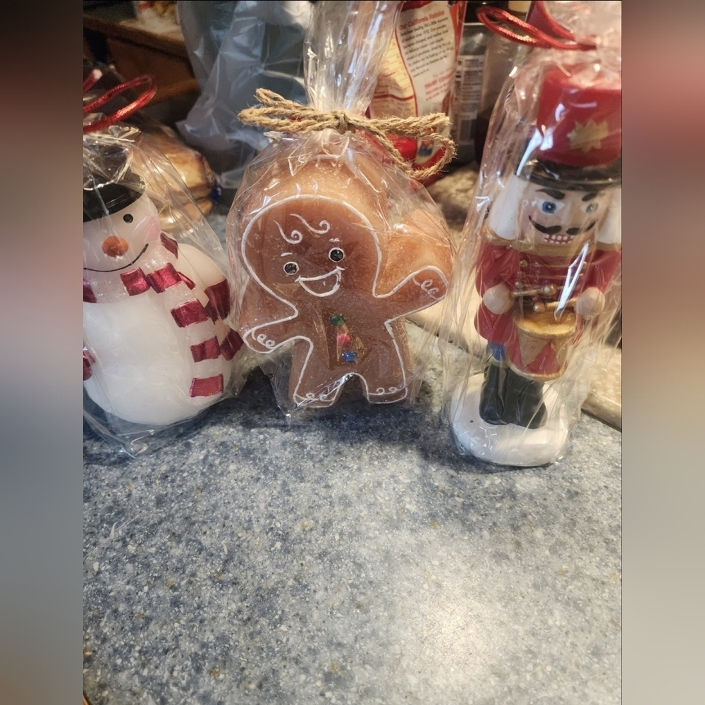 Nwt 3 pc holiday candle set .